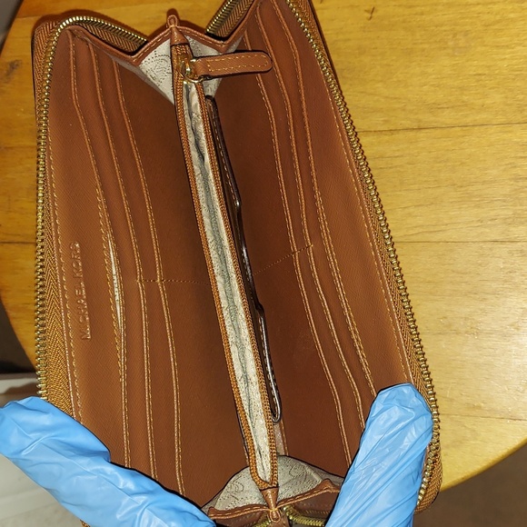 Michael Kors Wallet - Picture 3 of 9